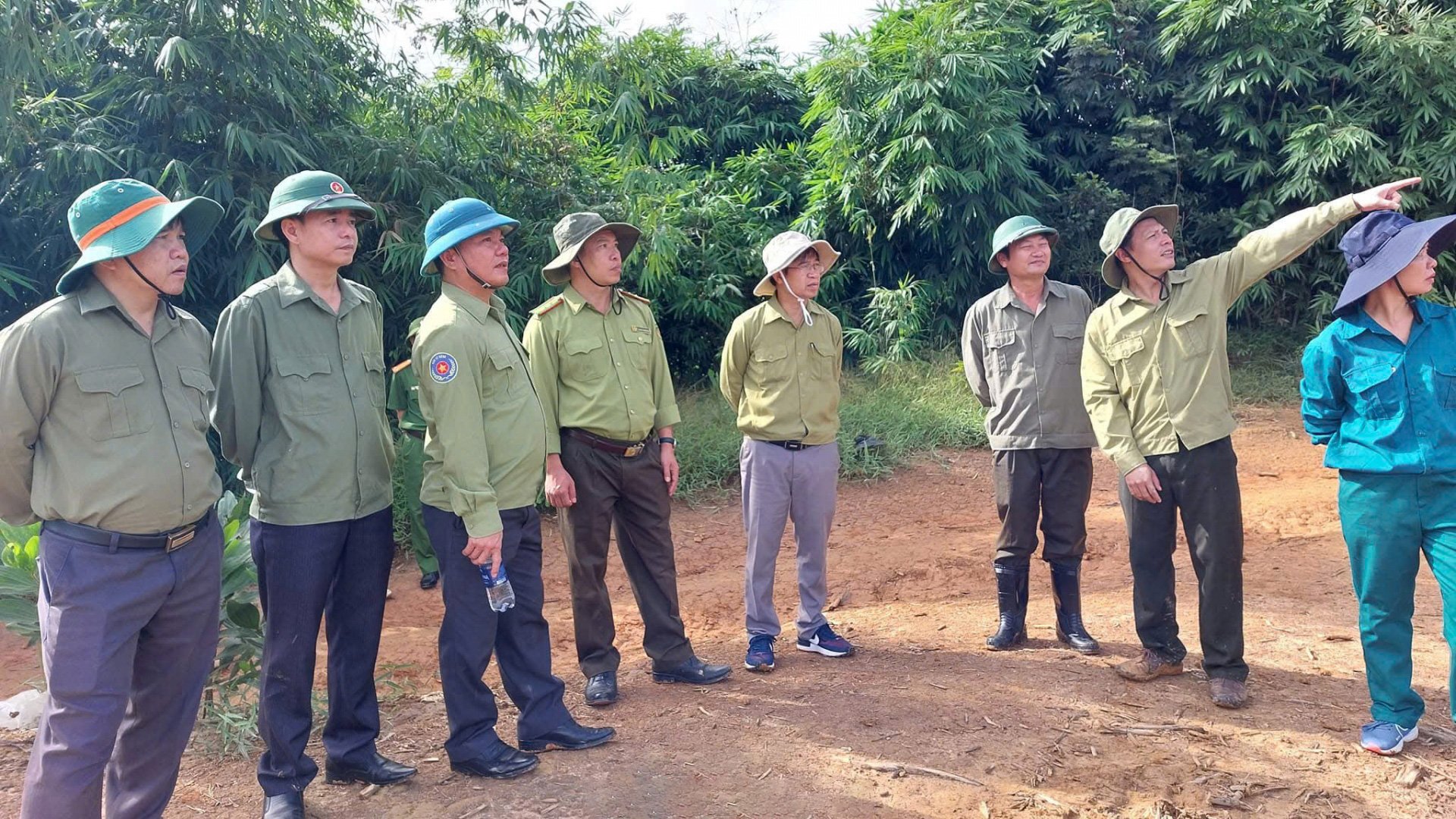 Đồng chí Nguyễn Văn Châu (thứ 4 từ phải qua) - Bí thư Huyện uỷ Đam Rông kiểm tra công tác quản lý, bảo vệ rừng