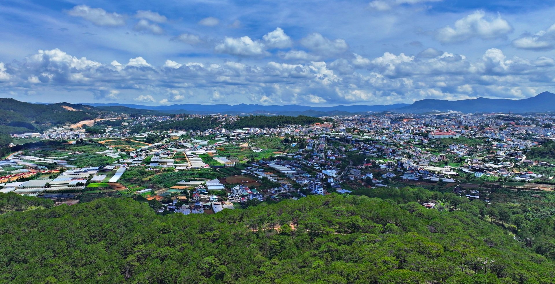 Chỉ thị yêu cầu các sở, ngành, đơn vị, địa phương thực hiện 11 nhiệm vụ trọng tâm phát triển kinh tế - xã hội năm 2025 trên địa bàn tỉnh. Ảnh: Một góc TP Đà Lạt