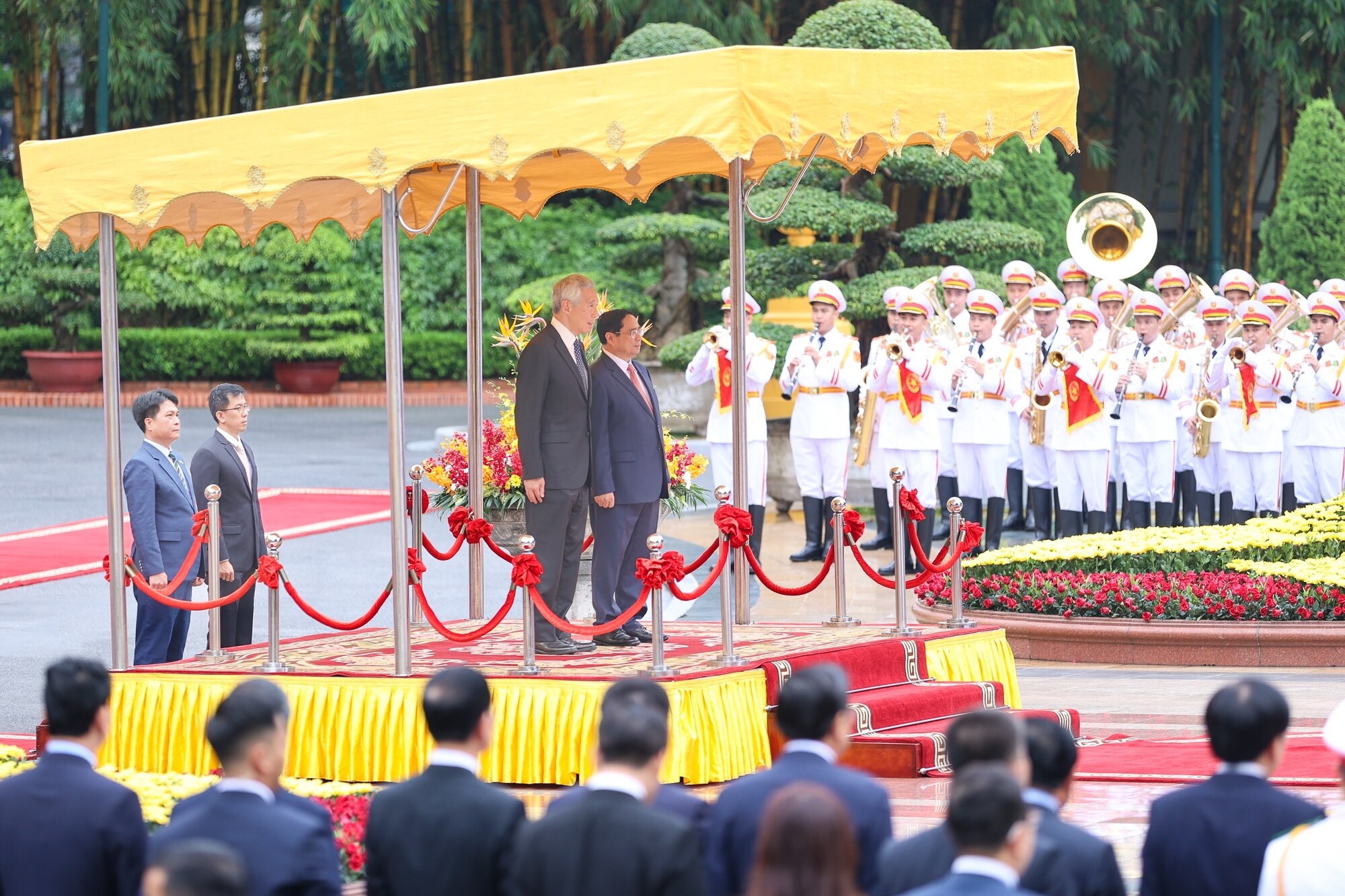 Thủ tướng Phạm Minh Chính chủ trì lễ đón Thủ tướng Singapore Lý Hiển Long - Ảnh 2.