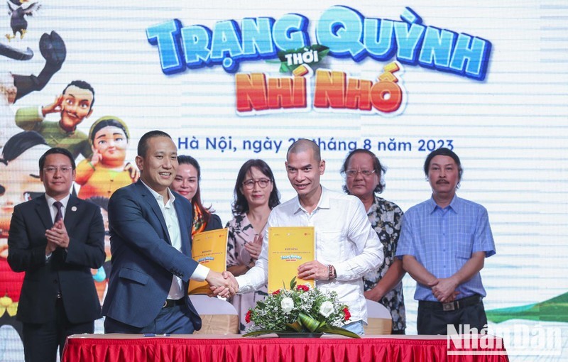 Ông Tạ Mạnh Hoàng đại diện Sconnect (bên trái) và đạo diễn Trịnh Lâm Tùng đại diện Alpha Animation Studio (bên phải) ký kết thoả thuận hợp tác sản xuất phim.