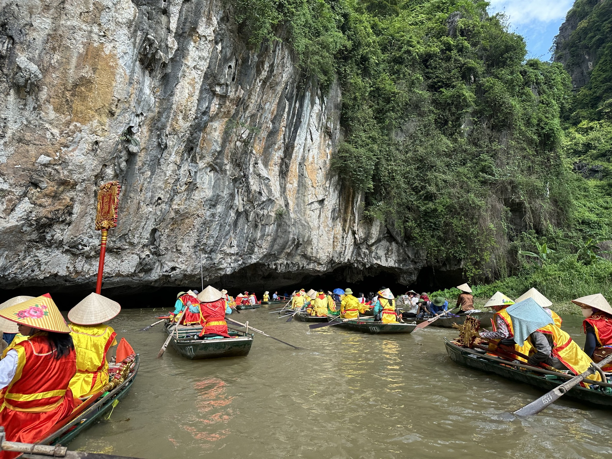 Ninh Bình tiếp tục là điểm đến được du khách yêu thích lựa chọn - Ảnh 1.