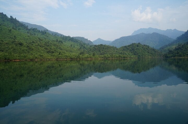 Núi Bạch Mã với độ cao hơn 1.500m.