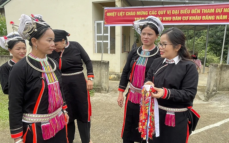 Phó Bí thư Thường trực Huyện ủy Pác Nặm Ma Thị Mận (đeo kính) dự Ngày hội đại đoàn kết tại khu dân cư thôn Khâu Đấng, xã Bộc Bố. (Ảnh Lường Loan)