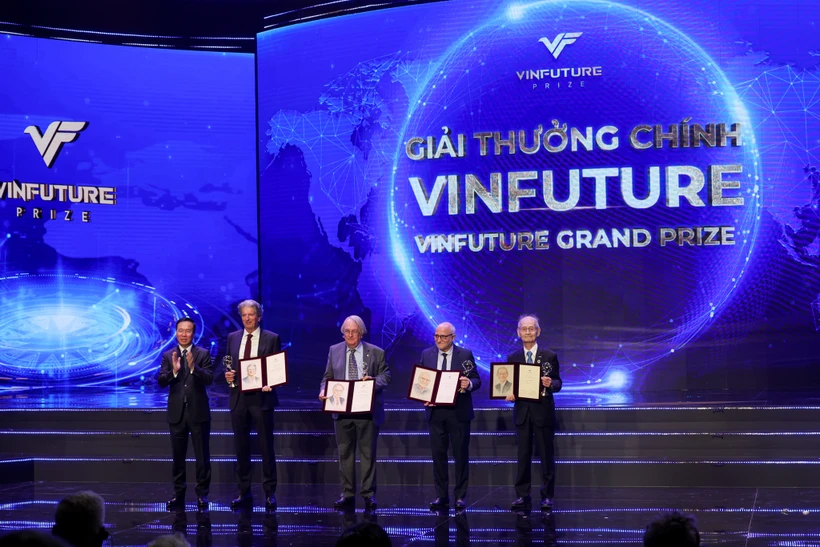 Các nhà khoa học đạt Giải thưởng VinFuture năm 2023. (Ảnh: Minh Sơn/Vietnam+)