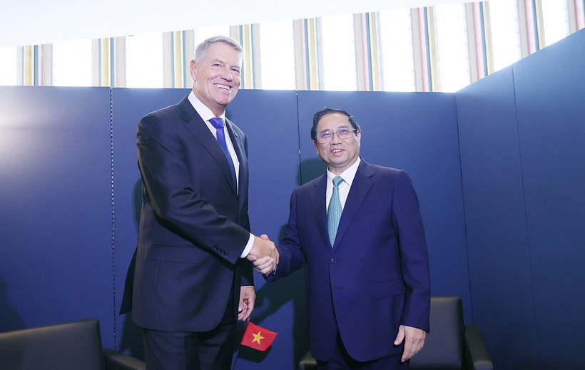 Thủ tướng Phạm Minh Chính gặp Tổng thống Romania Klaus Iohannis tại Trụ sở Liên hợp quốc ở New York (Mỹ). (Ảnh: Dương Giang/TTXVN)