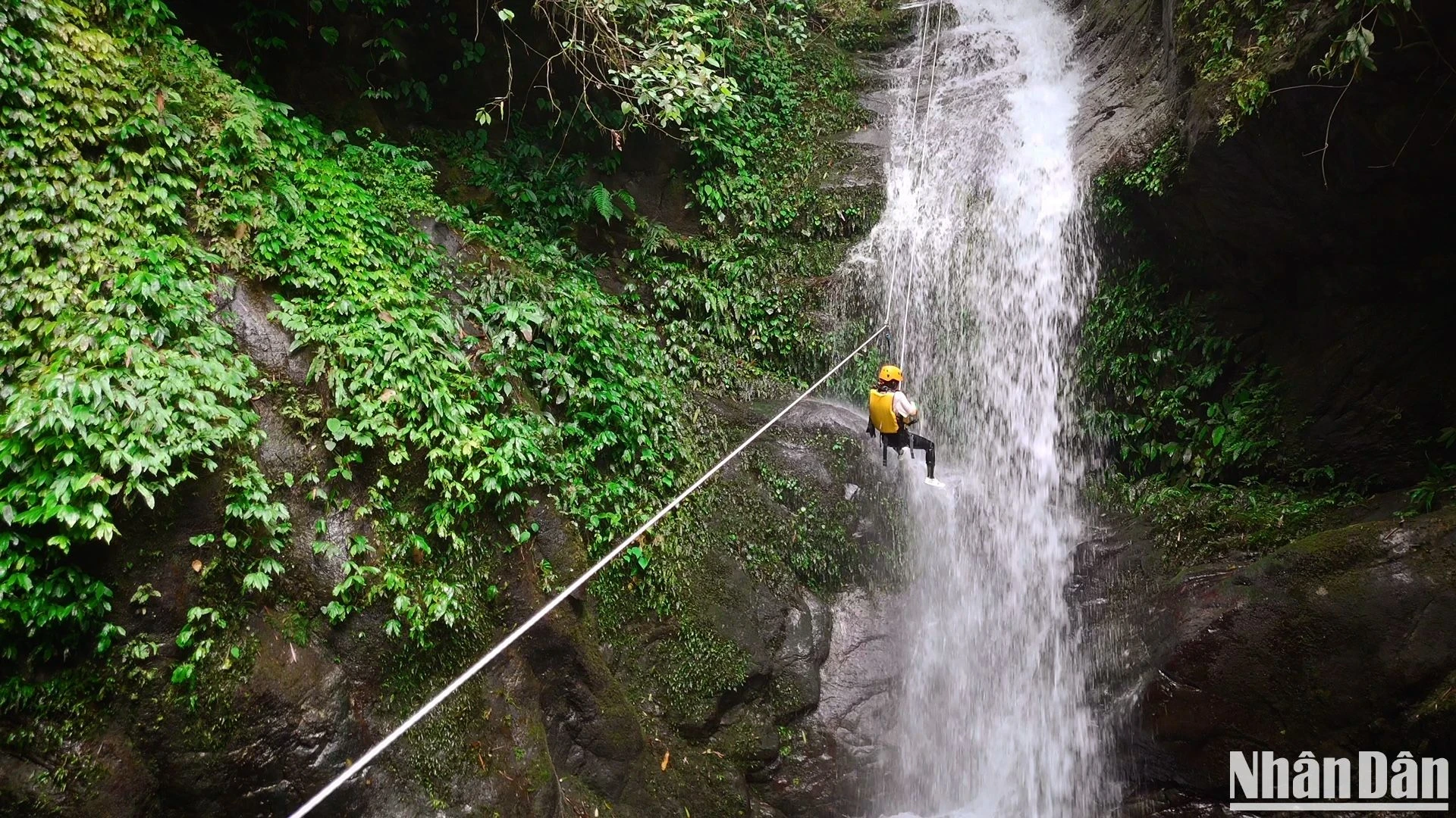 Chị Nguyễn Thị Hồng Nhung (34 tuổi, Thái Nguyên) cho biết đây là lần đầu tiên mình thử một tour du lịch mạo hiểm. Đối với những người mới làm quen, yếu tố quan trọng nhất là lựa chọn đơn vị uy tín và tham gia canyoning ở mức độ dễ để bảo đảm an toàn và trải nghiệm thú vị​.