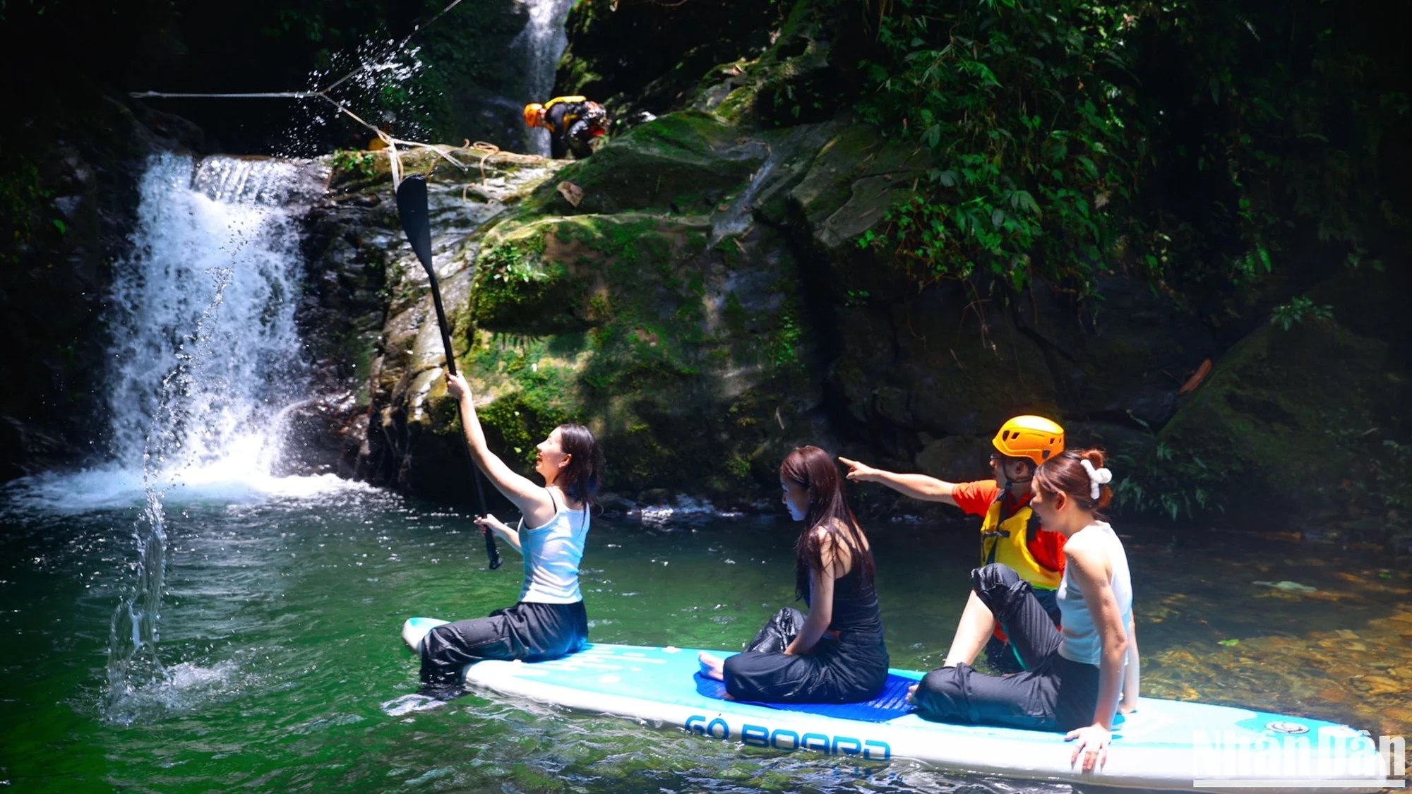Tại thác 3 (cao 3 mét), du khách có thể bơi lội nhẹ nhàng thư giãn, chèo SUP, nghỉ ngơi, chụp hình, ăn nhẹ để bổ sung năng lượng.