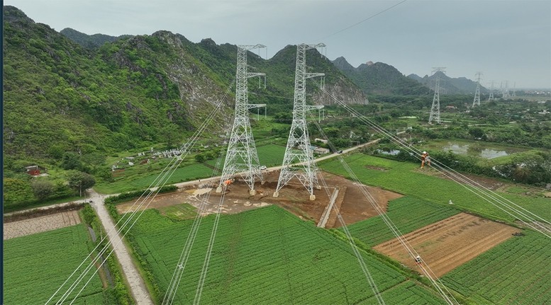 Dự án đường dây 500kV mạch 3 cung đoạn NMNĐ Nam Định 1 - Thanh Hóa hoàn thành, đóng điện trưa ngày 30/6-Ảnh:VGP/ Toàn Thắng