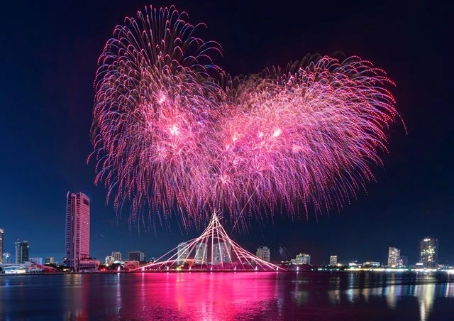 Những màn pháo hoa đẹp mắt kể câu chuyện cổ tích trên sông Hàn.