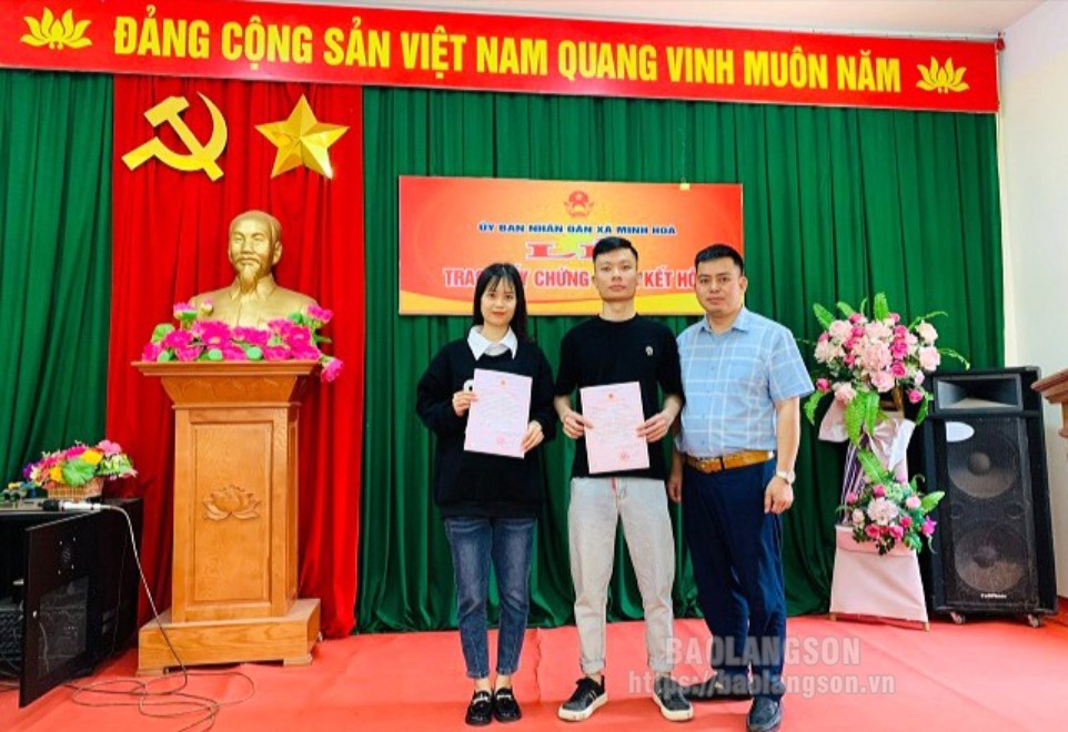 Lãnh đạo UBND xã Minh Hòa, huyện Hữu Lũng trao giấy chứng nhận kết hôn và chúc mừng người dân đến làm thủ tục