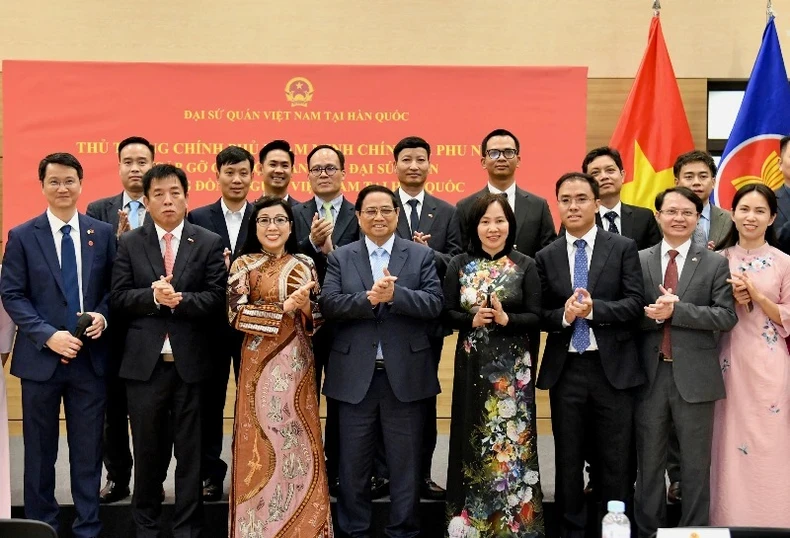 Thủ tướng Chính phủ Phạm Minh Chính và Phu nhân chụp ảnh lưu niệm với lãnh đạo, cán bộ, nhân viên Đại sứ quán Việt Nam tại Hàn Quốc.