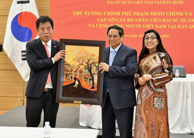 Thủ tướng Phạm Minh Chính và Phu nhân tặng quà lưu niệm cho Đại sứ quán Việt Nam tại Hàn Quốc.