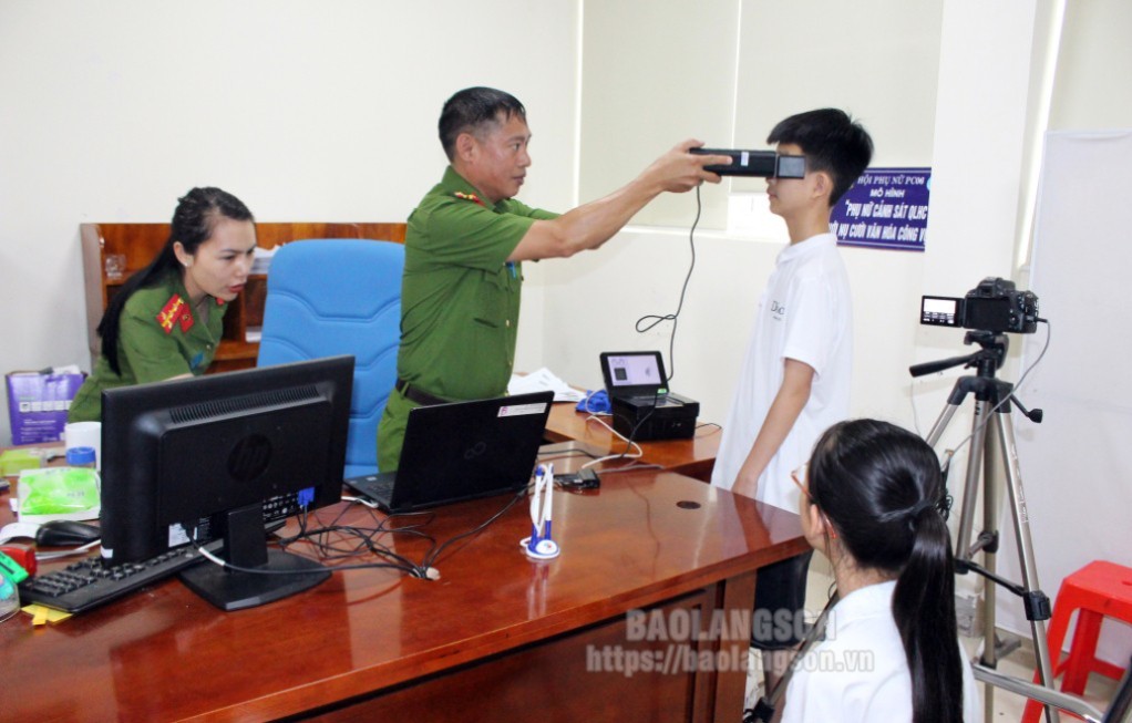 Cán bộ Phòng Cảnh sát Quản lý hành chính về trật tự xã hội, Công an tỉnh thu nhận mống mắt công dân dưới 14 tuổi đăng ký cấp thẻ căn cước, tại Trung tâm Phục vụ hành chính công tỉnh (trong ngày đầu tiên thi hành Luật Căn cước)