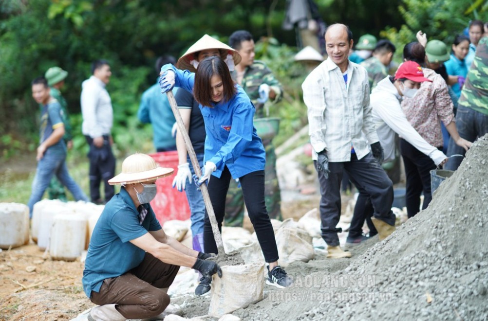 Cán bộ, chiến sĩ và người dân cùng chung sức xây dựng đường lên kiểm tra cột mốc  tại xã Tân Thanh, huyện Văn Lãng