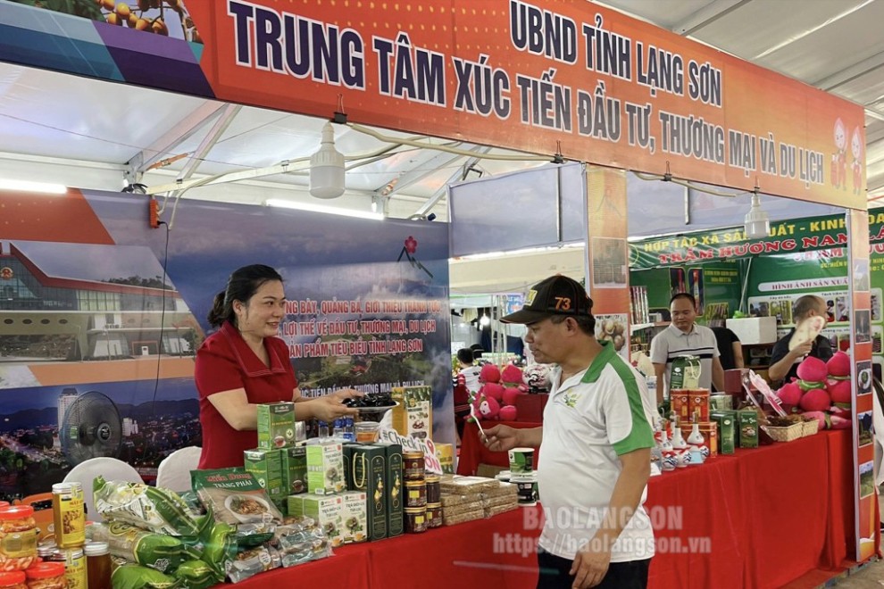 Khách hàng tham quan gian hàng trưng bày của tỉnh Lạng Sơn tại Hội chợ Công Thương  khu vực Bắc Trung Bộ - Quảng Bình 2024