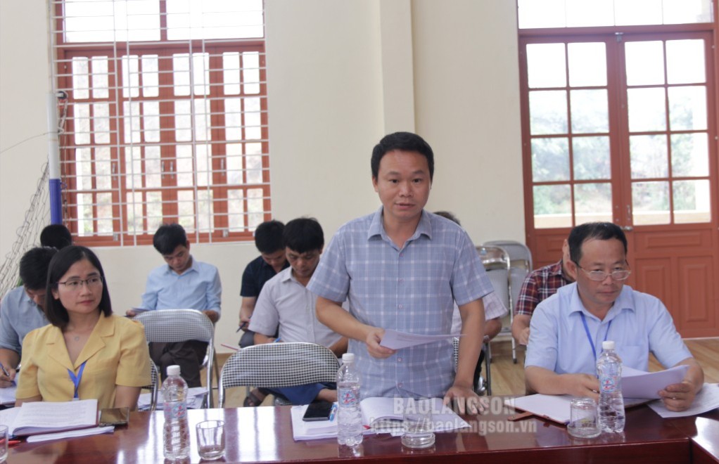 Lãnh đạo Phòng nông nghiệp và Phát triển nông thôn huyện Văn Quan báo cáo kết quả xây dựng NTM trên địa bàn huyện