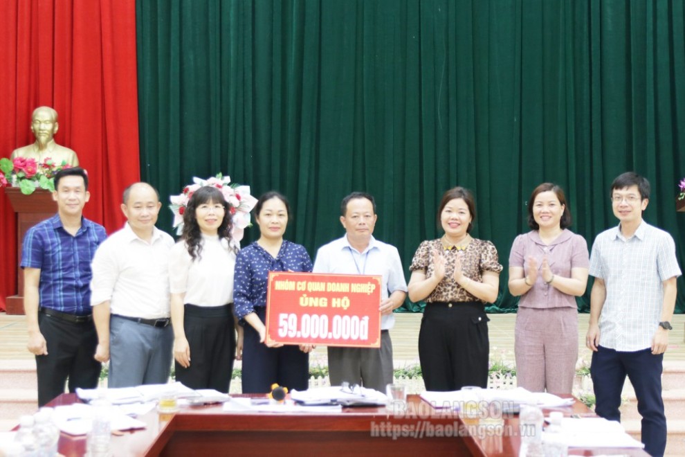 Đại diện một số cơ quan, đơn vị trao biểu trưng kinh phí hỗ trợ xã Trấn Ninh, huyện Văn Quan xây dựng NTM