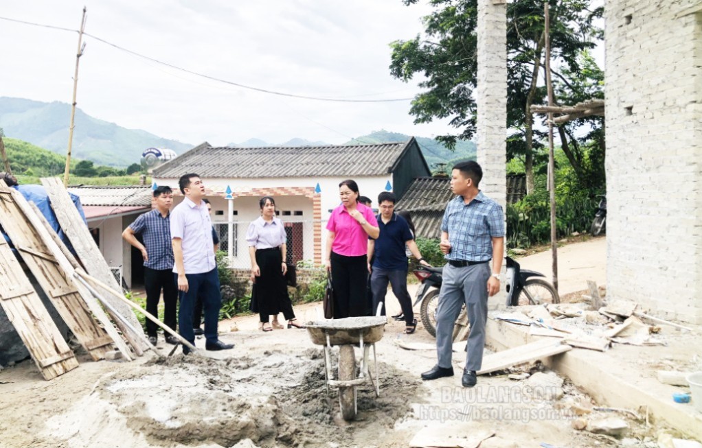 Đoàn công tác kiểm tra thực tế công trình nhà văn hóa trên địa bàn xã Xuân Dương