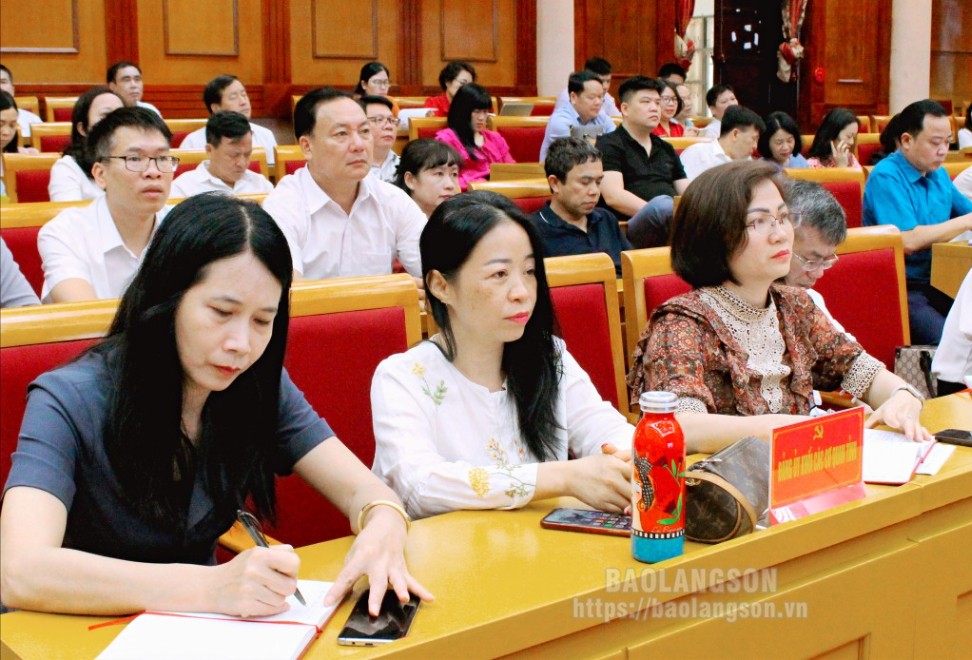 Đảng viên tham gia học tập nghị quyết của Đảng tại Trung tâm hội nghị tỉnh