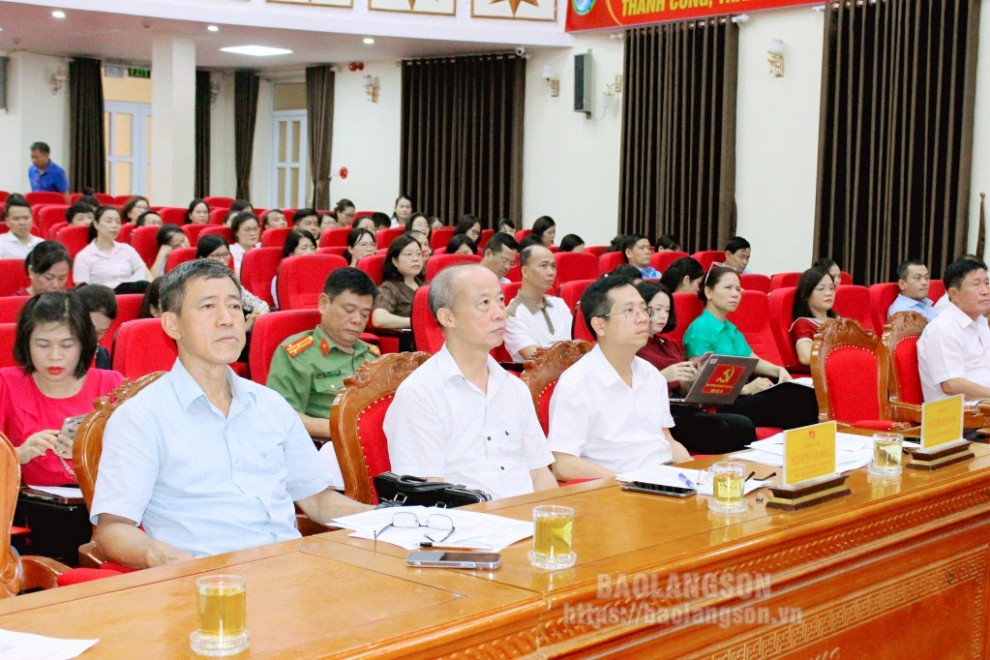 Các đại biểu dự hội nghị quán triệt các chỉ thị, nghị quyết của Đảng do Huyện ủy Cao Lộc tổ chức bằng hình thức trực tiếp kết hợp trực tuyến (tháng 6/2024)