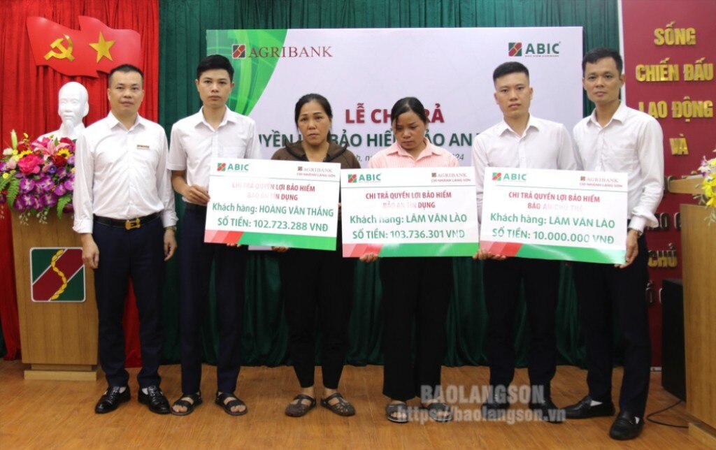 Đại diện ABIC chi nhánh Thăng Long và đại diện Agribank Lộc Bình chi trả quyền lợi bảo hiểm cho thân nhân khách hàng gặp rủi ro