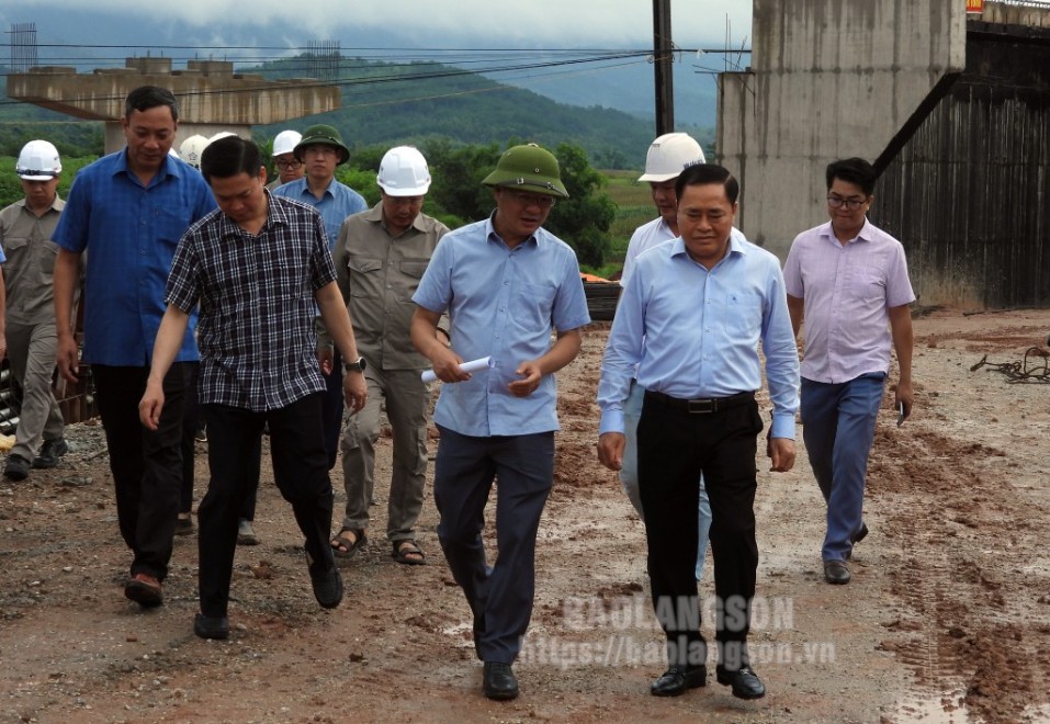 Đồng chí Chủ tịch UBND tỉnh kiểm tra thực tế khu vực thi công cầu Bản Tấu huyện Lộc Bình