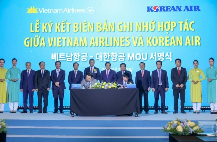 Trong khuôn khổ chuyến thăm của Thủ tướng Phạm Minh Chính tới Hàn Quốc, Vietnam Airlines ký kết Biên bản ghi nhớ hợp tác với Korean Air và 4 công ty du lịch tại Hàn Quốc. Ảnh: VGP 