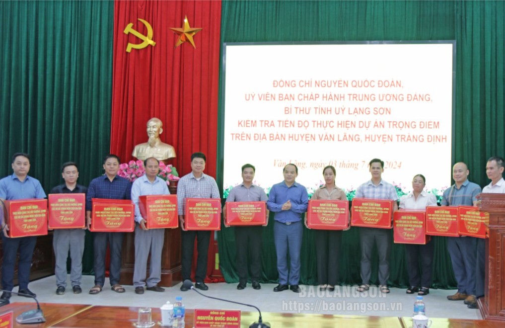 Đồng chí Bí thư Tỉnh ủy tặng quà cho đại diện Trung tâm phát triển quỹ đất và các xã bị ảnh hưởng bởi dự án trên địa bàn 2 huyện Văn Lãng, Tràng Định