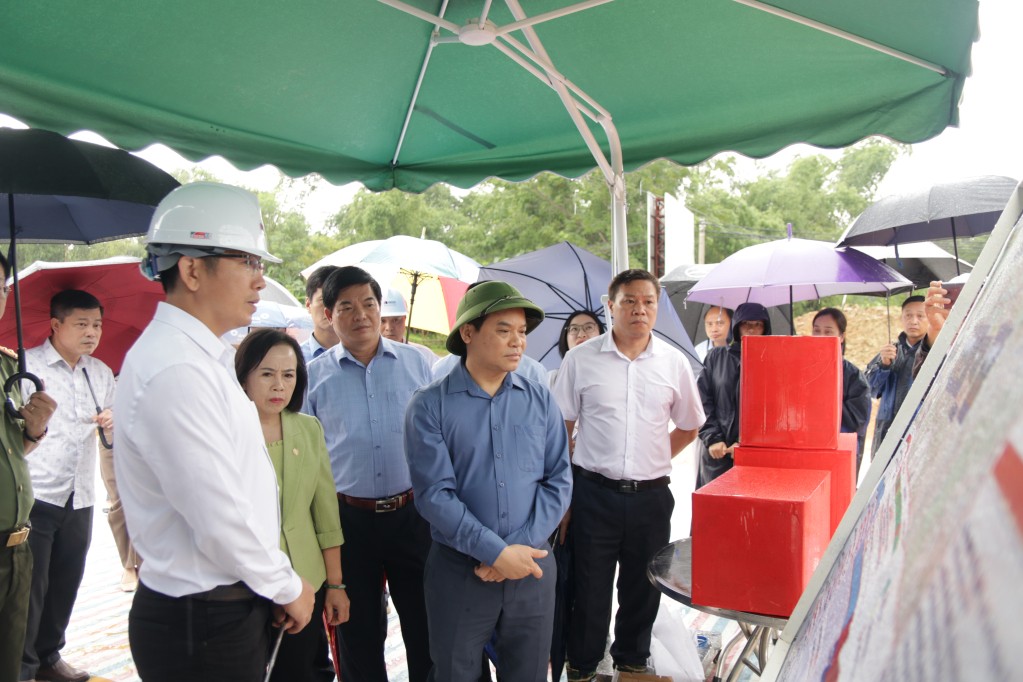 Đồng chí Bí thư Tỉnh ủy cùng đoàn công tác kiểm tra thực địa dự án đầu tư cao tốc Đồng Đăng - Trà Lĩnh, đoạn qua huyện Văn Lãng