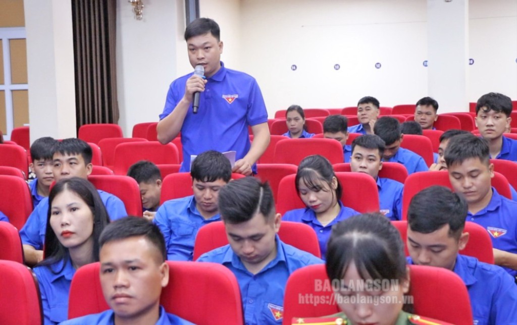 Thanh niên huyện Cao Lộc phát biểu ý kiến tại hội nghị đối thoại
