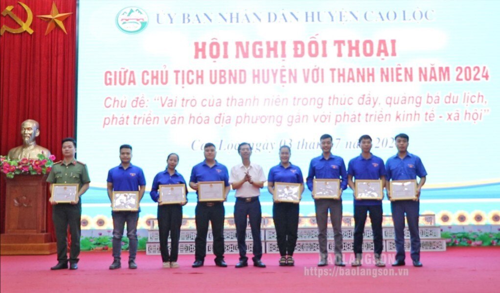 Lãnh đạo UBND huyện Cao Lộc tặng Giấy khen cho đại diện các tập thể, cá nhân tiêu biểu