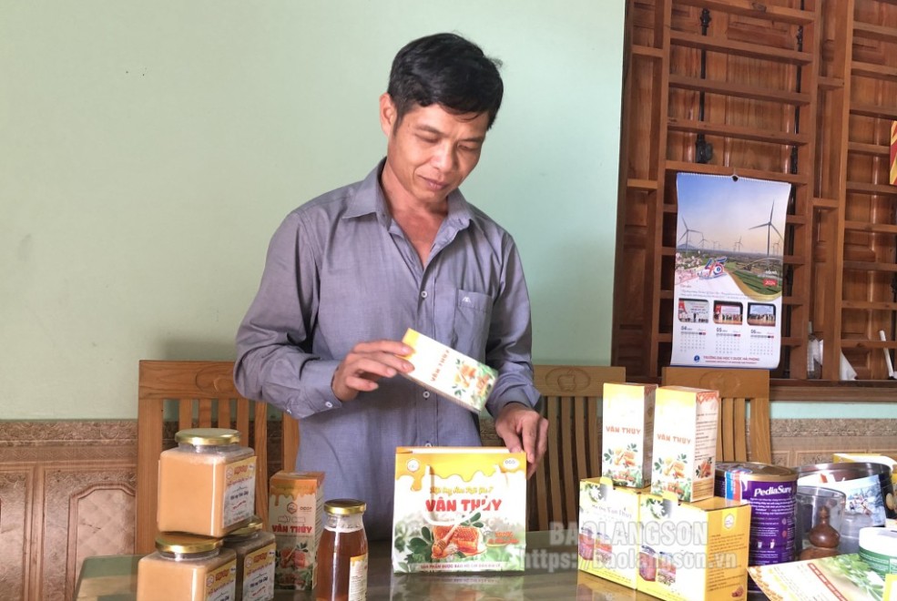 Thành viên Hợp tác xã nuôi ong lấy mật xã Vân Thủy đóng gói sản phẩm trước khi xuất ra thị trường
