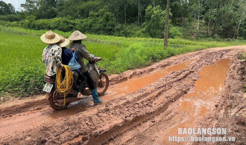 Người dân thôn Bản Chành gặp khó khăn khi di chuyển hàng ngày qua tuyến đường xuống cấp