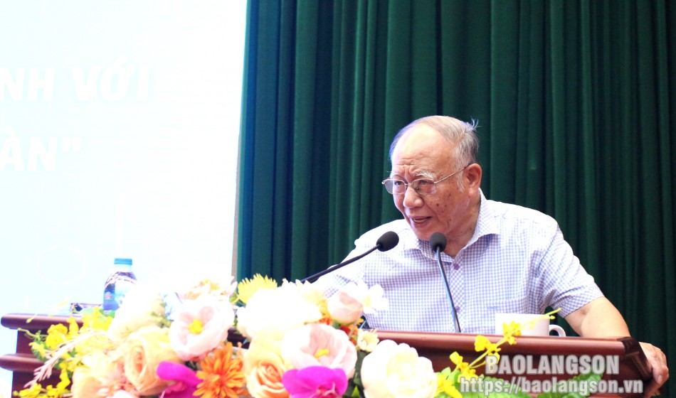 Giáo sư, Tiến sỹ Hoàng Chí Bảo, Chuyên gia cao cấp Học viện Chính trị quốc gia Hồ Chí Minh truyền đạt nội dung chuyên đề