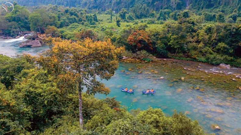 Du khách trải nghiệm chèo thuyền kayak trên nhiều hệ thống sông, suối ở Vườn quốc gia Phong Nha-Kẻ Bàng. (Ảnh: PN)