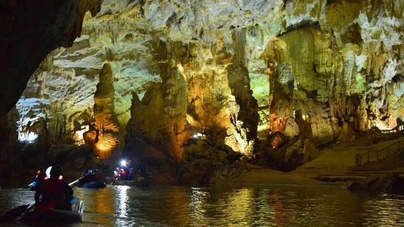 Khám phá động Phong Nha về đêm. (Ảnh: HG)