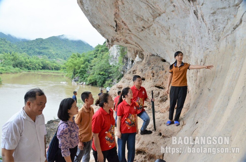 Các thành viên trong đoàn thực hiện khảo sát tại vị trí có Bài thơ khắc trên núi đá của Đốc trấn Ngô Thì Sỹ, xã Bình Trung, huyện Cao Lộc