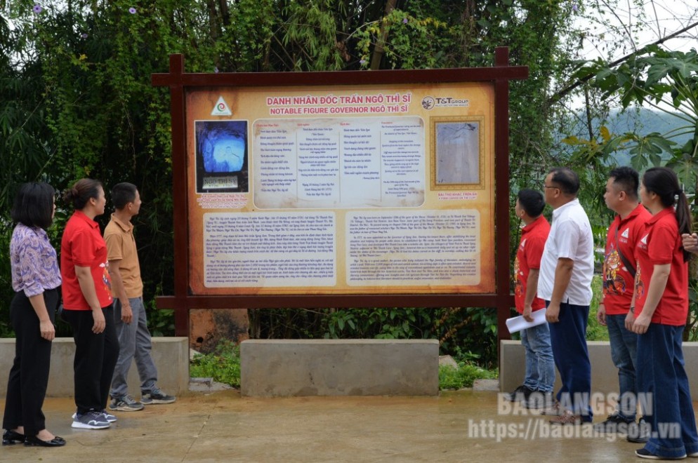 Các thành viên trong đoàn thực hiện khảo sát tại khu vực bãi đỗ xe Cầu Khánh Khê, xã Bình Trung, huyện Cao Lộc