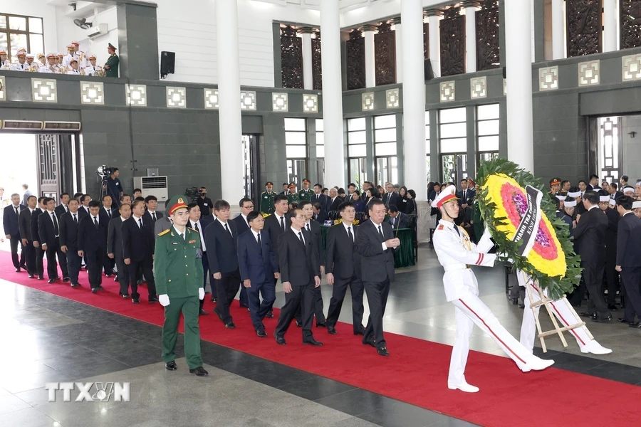 Đoàn Thanh tra Chính phủ do đồng chí Đoàn Hồng Phong, Ủy viên Trung ương Đảng, Tổng Thanh tra Chính phủ làm Trưởng đoàn, viếng Tổng Bí thư Nguyễn Phú Trọng. (Ảnh: TTXVN)