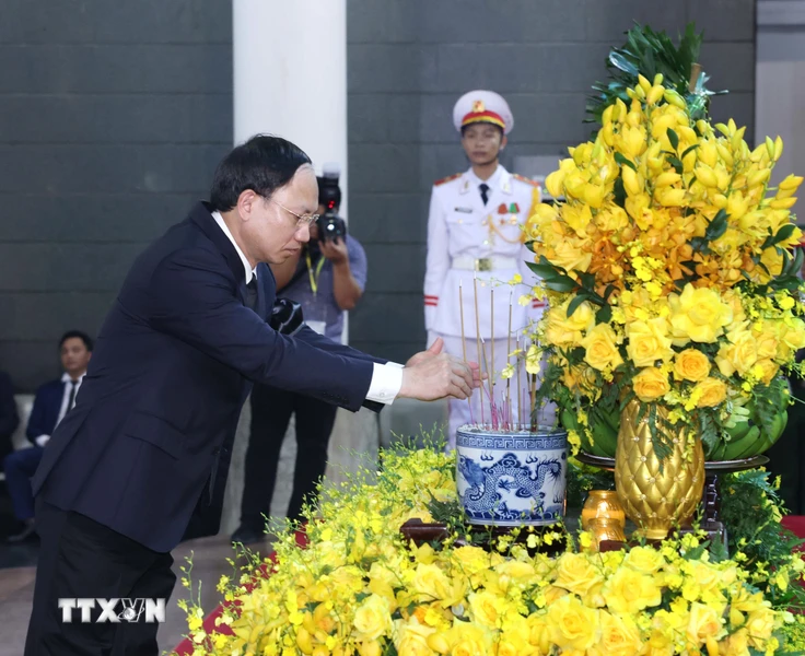 Đoàn tỉnh Quảng Ninh do đồng chí Nguyễn Xuân Ký, Ủy viên Trung ương Đảng, Bí thư tỉnh ủy làm trưởng đoàn viếng Tổng Bí thư Nguyễn Phú Trọng. (Ảnh: TTXVN)