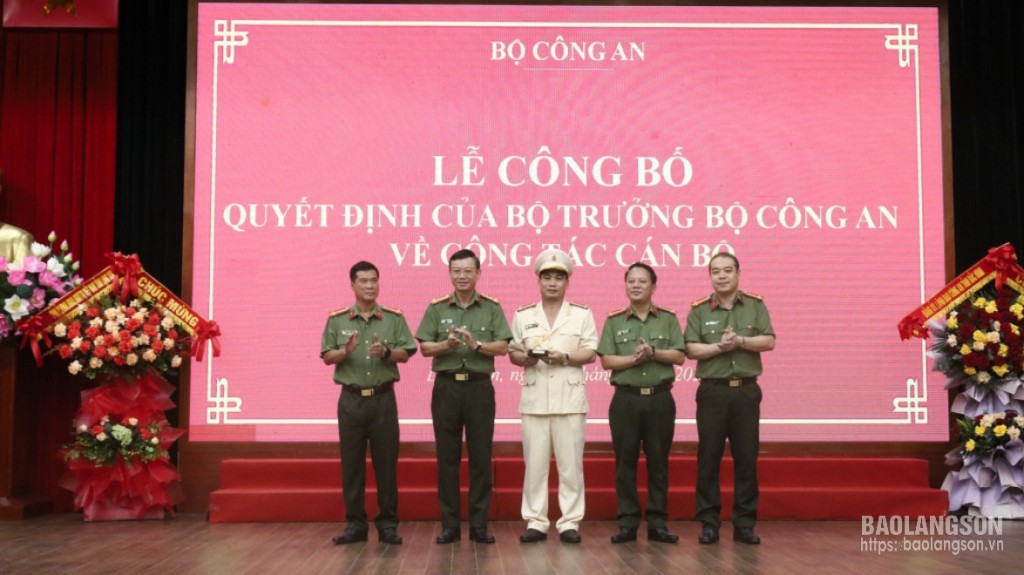 
Đảng uỷ, lãnh đạo Công an tỉnh Lạng Sơn tặng hoa chúc mừng đồng chí Thượng tá Nguyễn Quang Huyên
