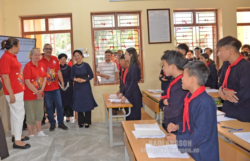 Đoàn chuyên gia của UNESCO khảo sát, đánh giá việc bảo tồn di sản văn hoá Tày tại một lớp học thuộc Trường THCS xã Bắc Quỳnh,  huyện Bắc Sơn