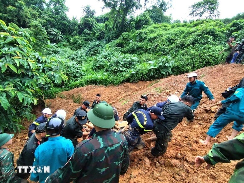 Vụ sạt lở đất nghiêm trọng tại thôn Tả Mò, xã Yên Định, huyện Bắc Mê, tỉnh Hà Giang làm 11 người chết và 4 người bị thương