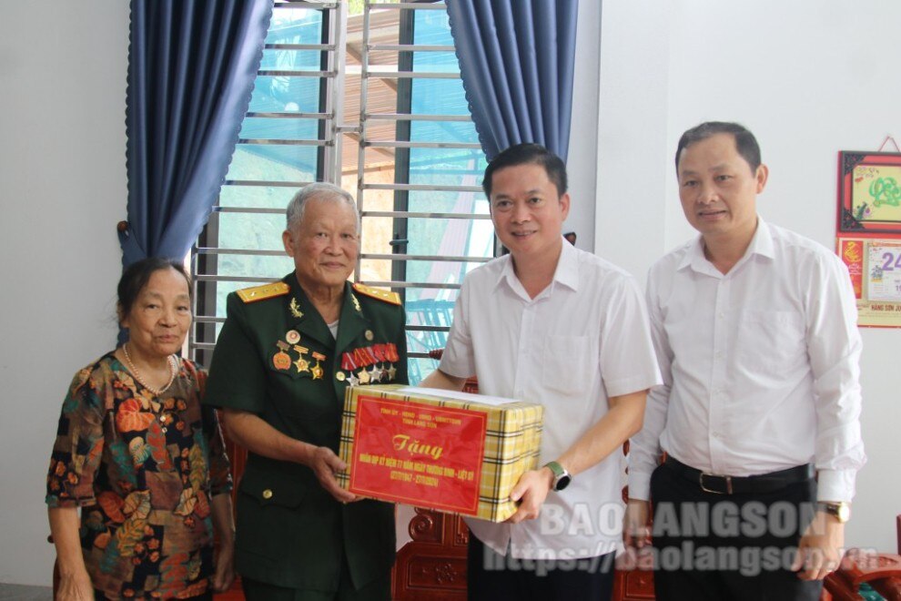  đồng chí Đinh Hữu Học, Tỉnh ủy viên, Phó Chủ tịch HĐND tỉnh 