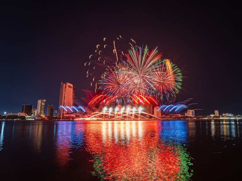 Pháo hoa bừng sáng rực rỡ trên sông Hàn- Ảnh: VGP/Lưu Hương