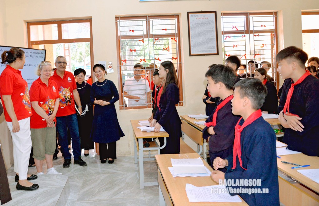 Đoàn chuyên gia của UNESCO khảo sát, đánh giá việc bảo tồn di sản văn hoá Tày tại một lớp học thuộc Trường THCS xã Bắc Quỳnh,  huyện Bắc Sơn