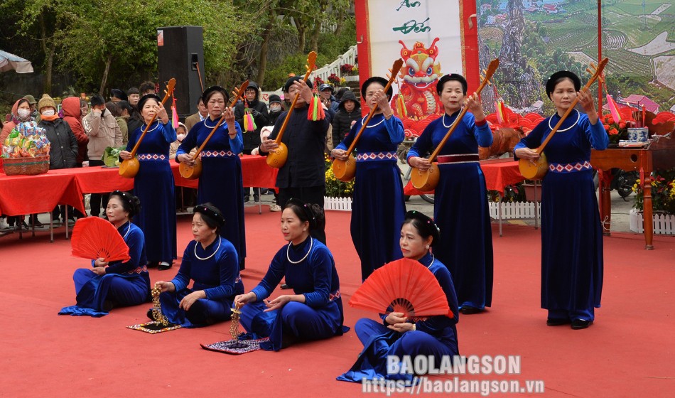 Biểu diễn văn nghệ tại Lễ hội làng Khòn Lèng, phường Tam Thanh, thành phố Lạng Sơn