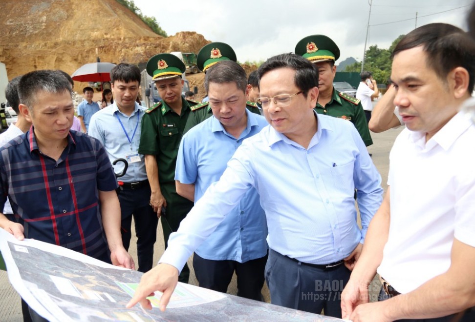 Đoàn công tác Ban Kinh tế Trung ương khảo sát phương án triển khai Đề án thí điểm xây dựng cửa khẩu thông minh tại đường chuyên dụng vận tải hàng hóa khu vực mốc 1119 – 1120 thuộc cửa khẩu quốc tế Hữu Nghị