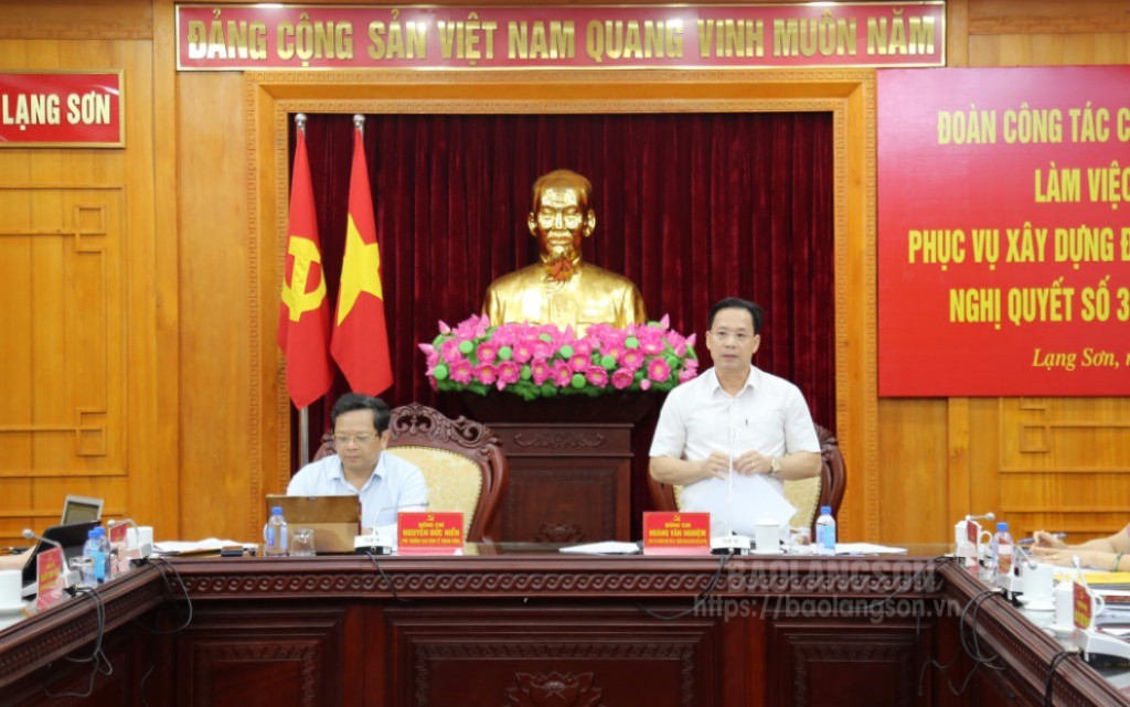 Đồng chí Hoàng Văn Nghiệm, Phó Bí thư Thường trực Tỉnh ủy, Trưởng Đoàn đại biểu Quốc hội tỉnh phát biểu tại buổi làm việc