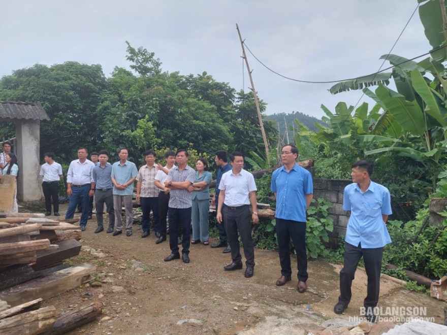 Đồng chí Dương Xuân Huyên, Phó Chủ tịch Thường trực UBND tỉnh kiểm tra ngôi nhà cổ tại thôn Nhân Hòa, xã Hoàng Văn Thụ